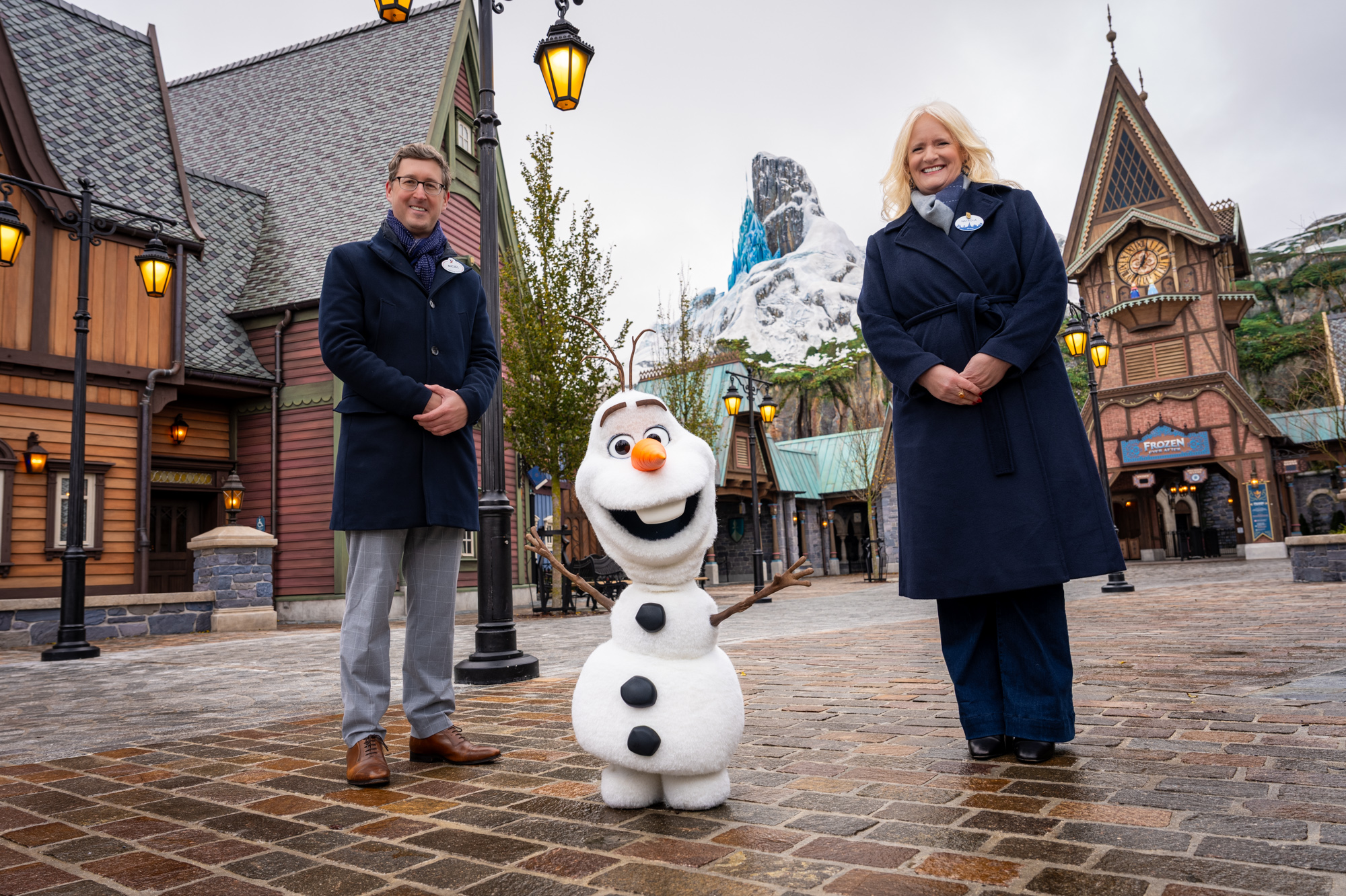 17.Disneyland-Paris_Disney-Adventure-World_World-of-Frozen_Olaf-robotic-character_Natacha-Rafalski-Michel-den-Dulk-1.jpg