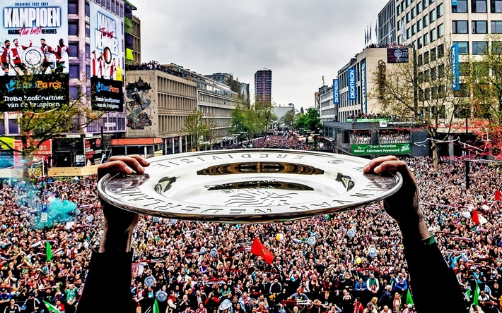 Product afbeelding: Boek Een leven met Feyenoord + Poster Schaal