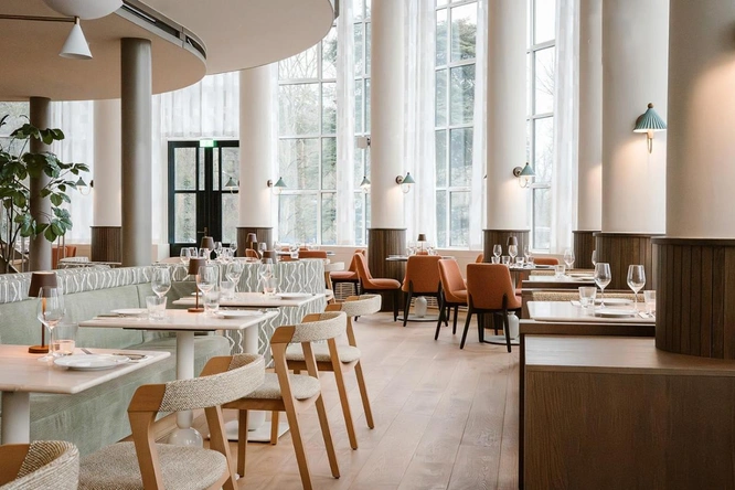 Product afbeelding: Hotel De Plesman | Geniet van een culinaire overnachting in voormalig KLM-hoofdkantoor | incl. 3-gangendiner