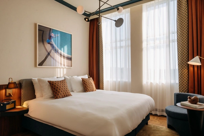 Product afbeelding: Hotel De Plesman | Geniet van een culinaire overnachting in voormalig KLM-hoofdkantoor | incl. 3-gangendiner
