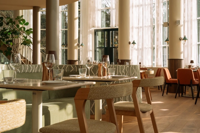 Product afbeelding: Hotel De Plesman | Geniet van een culinaire overnachting in voormalig KLM-hoofdkantoor | incl. 3-gangendiner