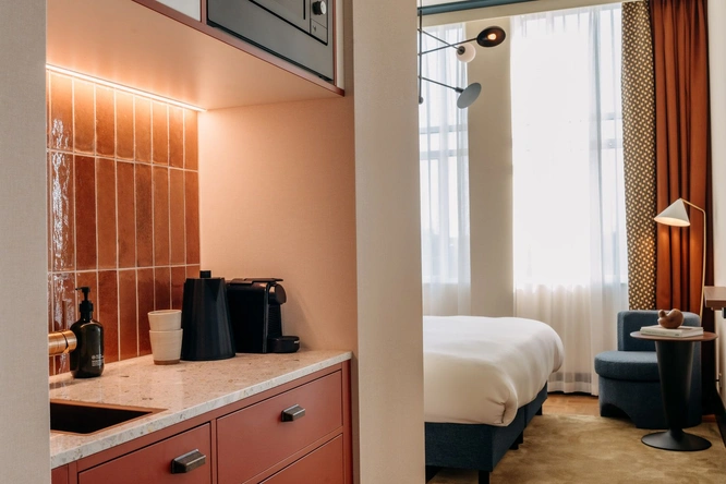 Product afbeelding: Hotel De Plesman | Geniet van een culinaire overnachting in voormalig KLM-hoofdkantoor | incl. 3-gangendiner
