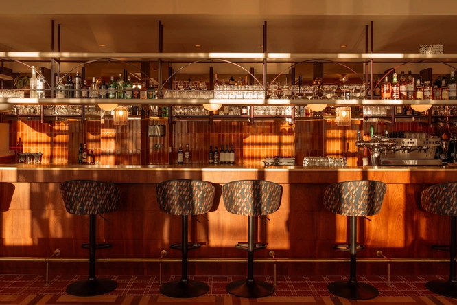 Product afbeelding: Hotel De Plesman | Geniet van een culinaire overnachting in voormalig KLM-hoofdkantoor | incl. 3-gangendiner