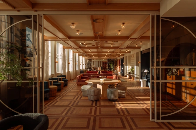 Product afbeelding: Hotel De Plesman | Geniet van een culinaire overnachting in voormalig KLM-hoofdkantoor | incl. 3-gangendiner