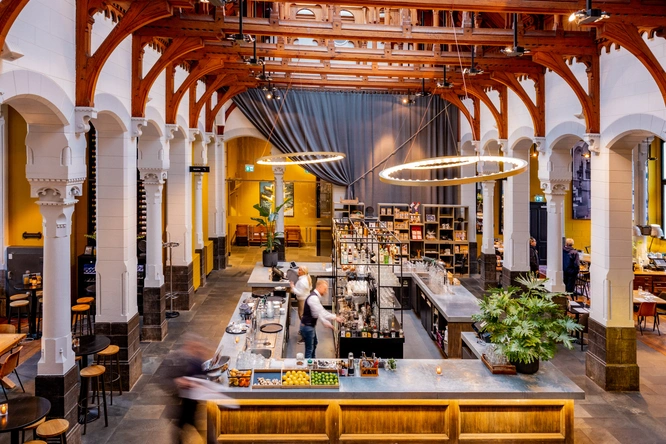 Product afbeelding: Post-Plaza hotel & Grand Café | Bijzonder overnachten in een voormalig postkantoor