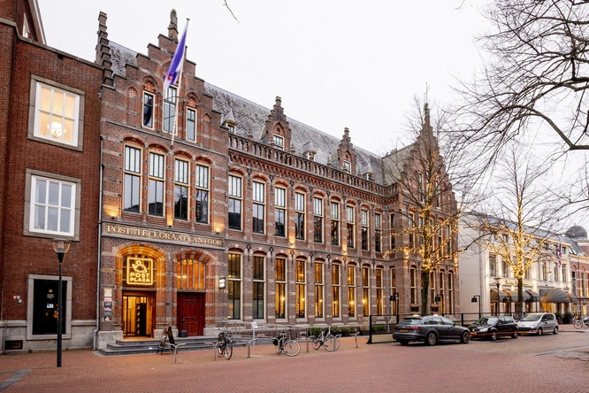 Product afbeelding: Post-Plaza hotel & Grand Café | Bijzonder overnachten in een voormalig postkantoor