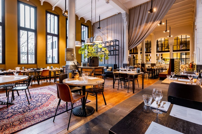 Product afbeelding: Post-Plaza hotel & Grand Café | Bijzonder overnachten in een voormalig postkantoor