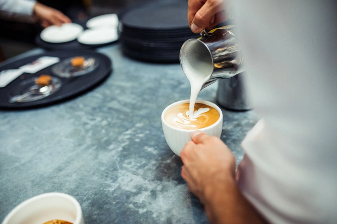 Product afbeelding: Post-Plaza hotel & Grand Café | Bijzonder overnachten in een voormalig postkantoor