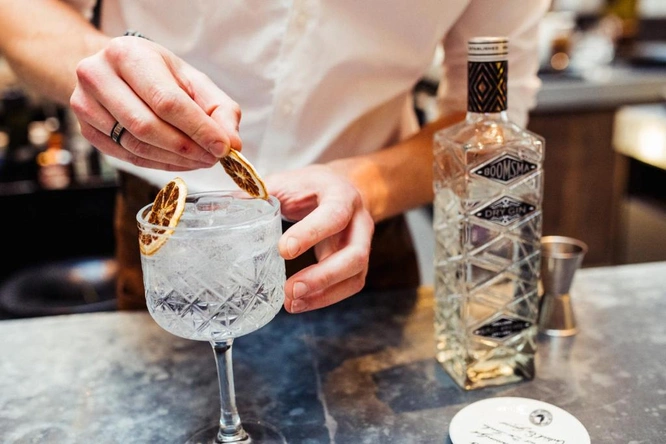 Product afbeelding: Post-Plaza hotel & Grand Café | Bijzonder overnachten in een voormalig postkantoor