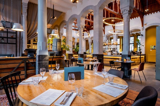 Product afbeelding: Post-Plaza hotel & Grand Café | Bijzonder overnachten in een voormalig postkantoor