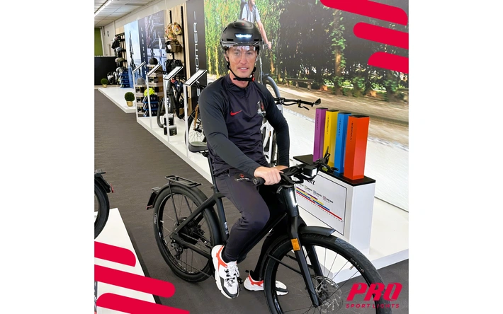 Product afbeelding: Flashdeal: Fietshelm met vizier en oorwarmers - Pro Sports Lights - M