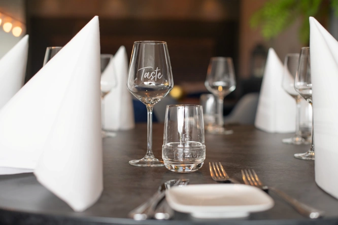 Product afbeelding: Churchill Hotel Terneuzen | 5-Daagse fietsvakantie door Zeeuws-Vlaanderen in Zeeland | incl. 3-gangendiner (2 avonden)