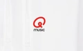 Product afbeelding thumbnail: Hoodie - Q Sounds Better With You - gepersonaliseerd - wit