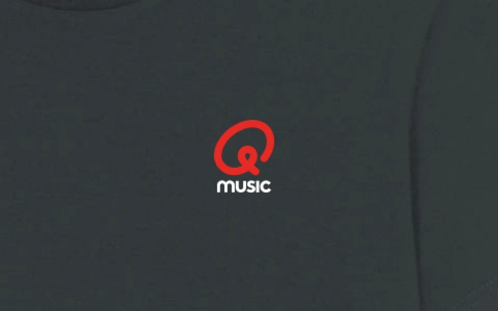 Product afbeelding: T-shirt - Q Sounds Better With You - gepersonaliseerd - zwart