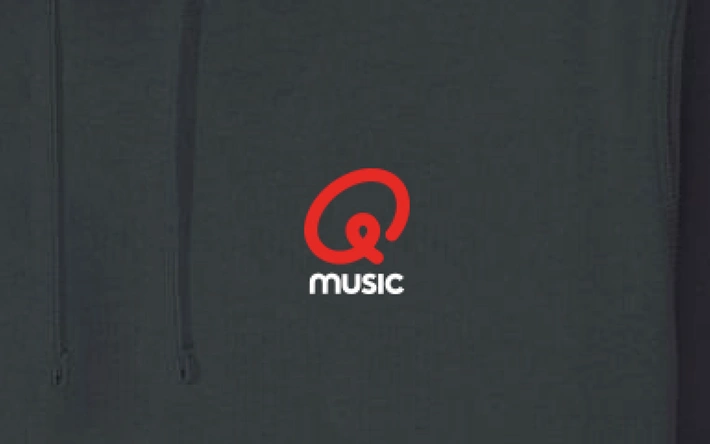 Product afbeelding: Hoodie - Q Sounds Better With You - gepersonaliseerd - zwart