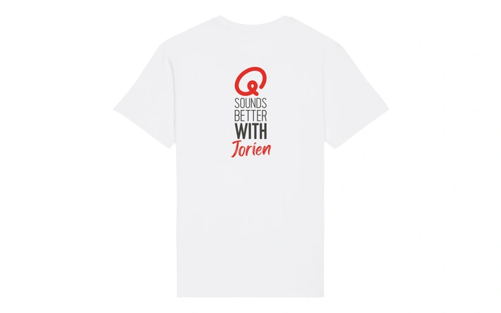 Product afbeelding: T-shirt - Q Sounds Better With You - gepersonaliseerd - wit