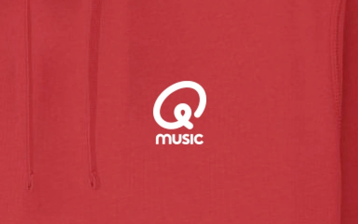 Product afbeelding: Hoodie - Q Sounds Better With You - gepersonaliseerd - rood