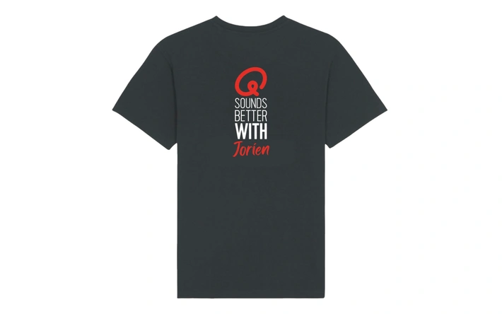 Product afbeelding: T-shirt - Q Sounds Better With You - gepersonaliseerd - zwart