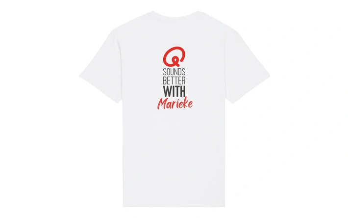 Product afbeelding: T-shirt - Q Sounds Better With You - gepersonaliseerd - wit