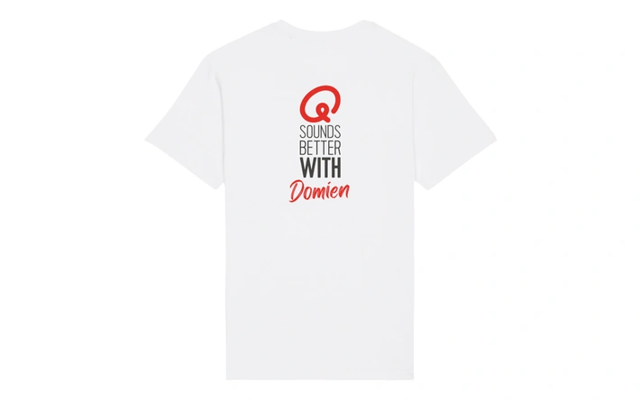 Product afbeelding: T-shirt - Q Sounds Better With You - gepersonaliseerd - wit