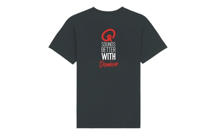 Product afbeelding: T-shirt - Q Sounds Better With You - gepersonaliseerd - zwart