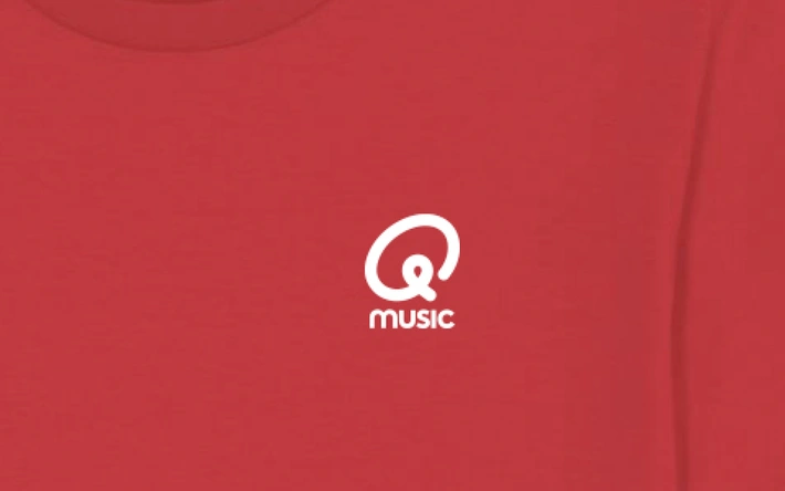 Product afbeelding: T-shirt - Q Sounds Better With You - gepersonaliseerd - rood