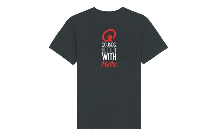 Product afbeelding: T-shirt - Q Sounds Better With You - gepersonaliseerd - zwart