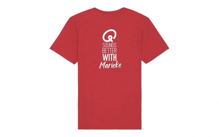 Product afbeelding: T-shirt - Q Sounds Better With You - gepersonaliseerd - rood