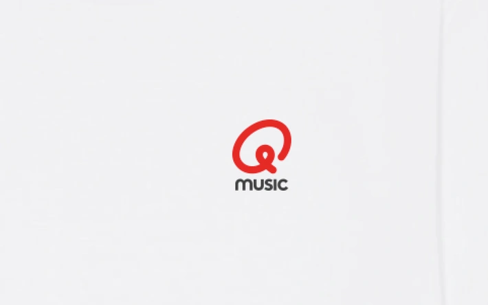 Product afbeelding: T-shirt - Q Sounds Better With You - gepersonaliseerd - wit