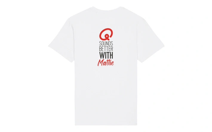 Product afbeelding: T-shirt - Q Sounds Better With You - gepersonaliseerd - wit