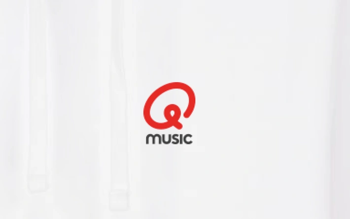 Product afbeelding: Sweater - Q Sounds Better With You - gepersonaliseerd - wit